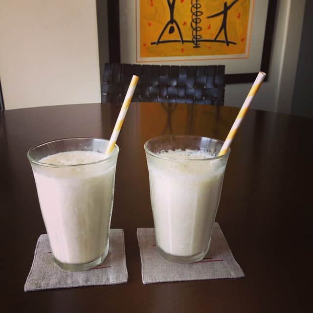 志摩有子さんのインスタグラム写真 - (志摩有子Instagram)「今日はこれから定例の料理教室。その前に朝食代わりのバナナジュースを🍌。ヨーグルト入り。甘みはアガベシロップを少々。 #GM #朝フルーツ #バナナジュース #今回は黒くなる前に使えた #黄色でコーディネート」5月17日 9時14分 - ariko418