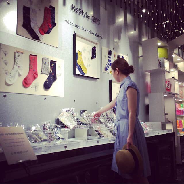 のインスタグラム：「本館3階＝リ・スタイルのショップスタッフこの夏オススメのコーディネート📷🍍👒 ワンピース#RHIE 帽子#EUGENIAKIM #おでかけ気分♪ #靴下だいすき！ #styling #ReStyleyuki #ReStyleIPn http://isetanparknet.com/news_event/restyle.html」