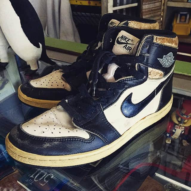 大川知英のインスタグラム：「AIR JORDAN 1 white×black original😎🇺🇸 つま黒オリジナル欲しい〜🇺🇸🔜お持ちの方売って下さいw #ジョーダン  #jordan1  #オリジナル #ビンテージ #スニーカー同好会」