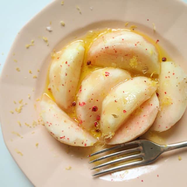 小堀紀代美さんのインスタグラム写真 - (小堀紀代美Instagram)「冷蔵庫にコンポートにし忘れた桃がひとつ♡  外はどんよりで嫌だなあ。サラダにして身体が目覚めました。もっと食べたい！」6月16日 11時16分 - likelikekitchen
