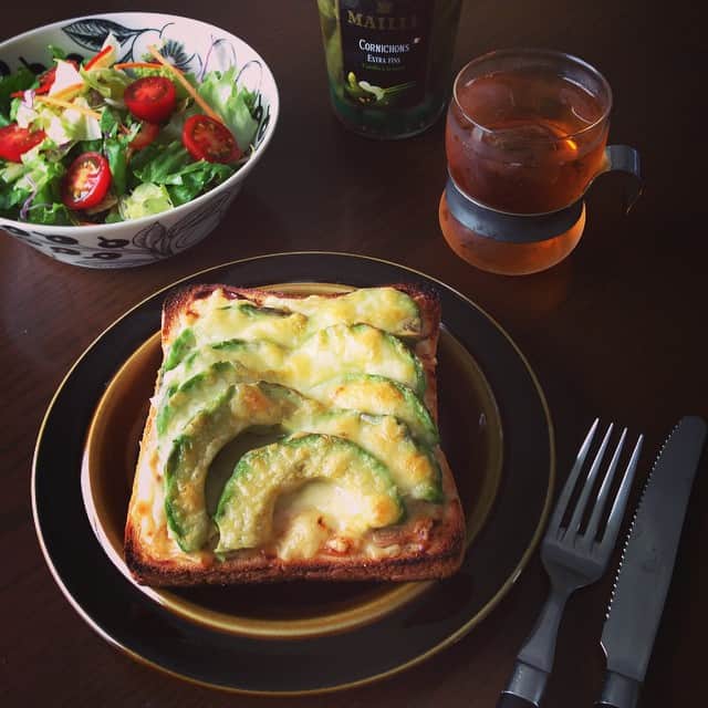 志摩有子さんのインスタグラム写真 - (志摩有子Instagram)「残り少なくなってきたセントルの角食でお昼はツナメルトトースト。黒くなりかけたアボカドもプラス。 #lunch #toast #セントルザベーカリー #角食」6月16日 12時56分 - ariko418