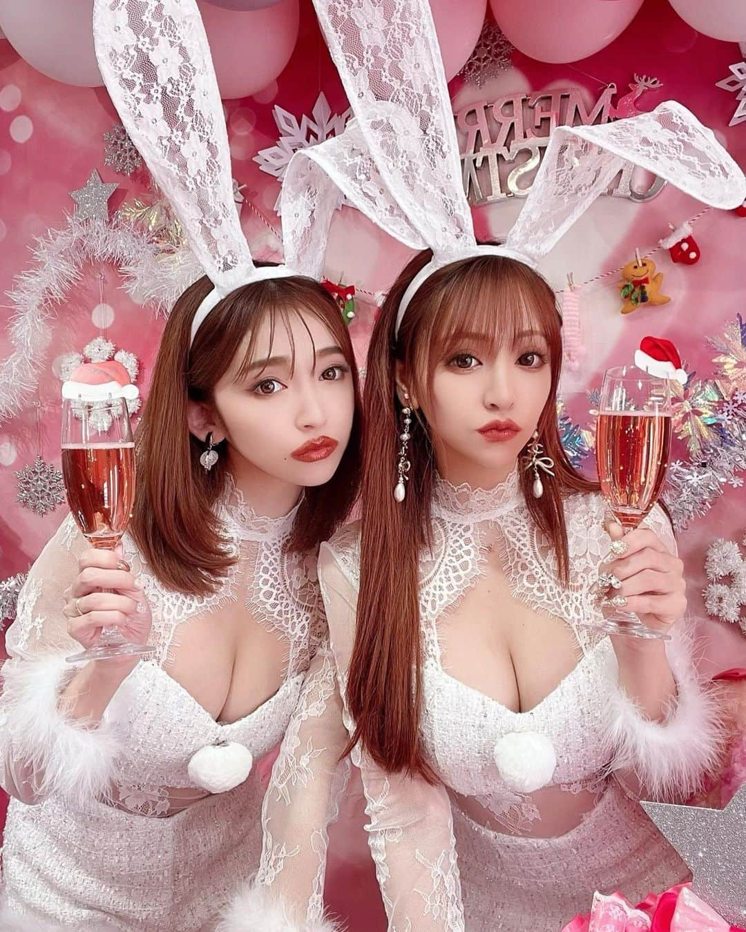 桜井莉菜さんのインスタグラム写真 - (桜井莉菜Instagram)「メリークリスマスイヴ🎄💕@kanaxxy_0421 と2人で 【 @remember6758 】でクリパ🎄🥂✨ かなちゃんコラボのサンタちゃんオソロしたよん🤶 【 @dress_sugar 】 髪の色がとっても似ている🫣❤️たまにはストレートも良きだね💗 【 @remember6758 】のクリスマス可愛かったなぁ🫣💓 皆さま今日のイヴと明日のクリスマスは何して過ごす予定ですか？☺️💕  #リメンバー#アフタヌーンティー#ピンクアフタヌーンティー#サンタ#バニー#バニーサンタ」12月24日 11時28分 - rina__sakurai