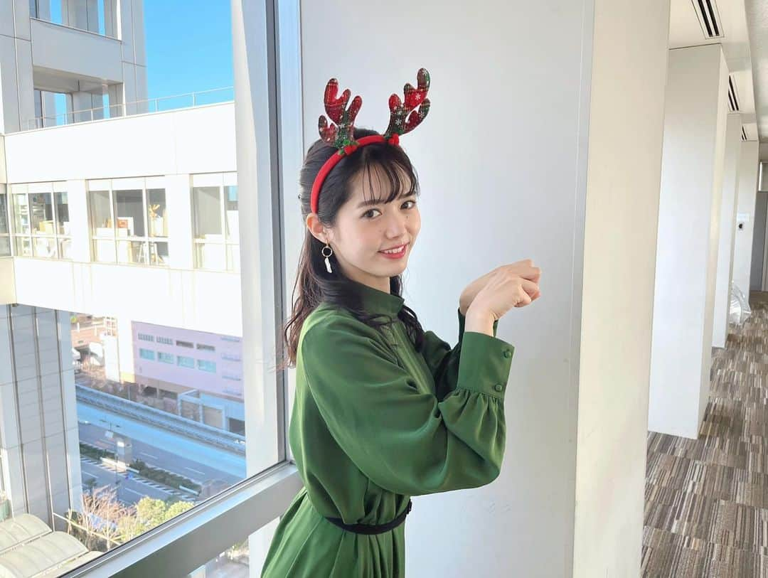 谷尻萌さんのインスタグラム写真 - (谷尻萌Instagram)「Merry Christmas ！🎄🎁🤶 東京は今朝、氷点下まで下がって 凍える寒さやったわ〜❄️ トナカイは元気にプレゼントを届ける準備をしているで〜🎁 ゼーゼーゼーゼー.....🛷  寒波で寒さと大雪続いているなあ☃️ この週末も気をつけて 楽しく過ごしてな〜💓  めざましどようびは今日で年内ラスト！ ありがとうございました^ ^  因みに今日のめざど食堂ではPPAPのダンスをしたよ〜🖊🍎 クイズ分かりました〜？🤣  来年もよろしくたのんます！🎄❤️ ほな！よいクリスマスを〜✨  #めざましどようび #お天気キャスター #モエトナカイ」12月24日 12時47分 - tanijiri_moe