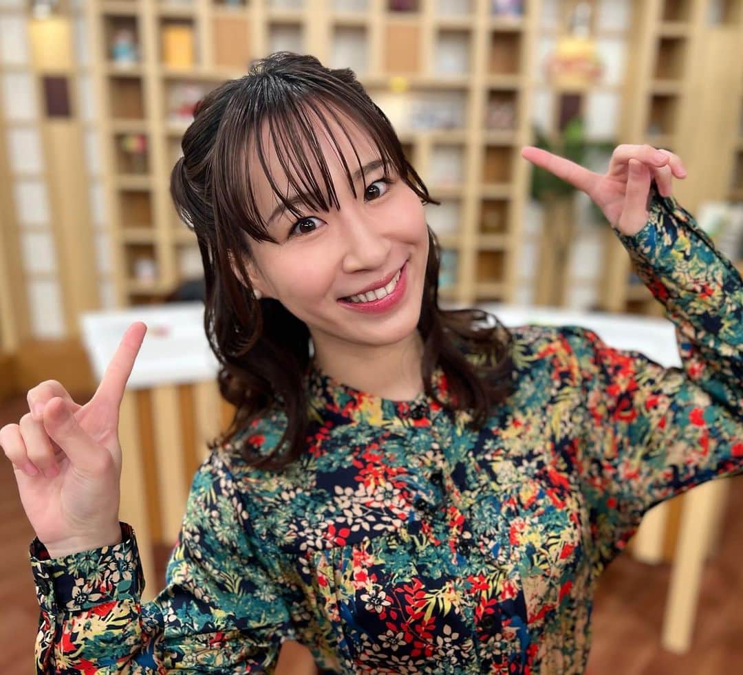 真坂はづきさんのインスタグラム写真 - (真坂はづきInstagram)「サタナビっ！年末大感謝スペシャル2022🎄🎅ありがとうございました🕊✨  今年は出産〜産休〜復帰とあった年でした。変わらずサタナビメンバーとして活動できること、とても嬉しく思っています✊🥹  メンバーのみんな、スタッフさん達、ヘアメイクのチャリさん、衣装のアザレアさん。 いつもありがとうございます💓  視聴者のみなさん、来年もどうぞよろしくお願い致します🧸✨  #サタナビ　#秋田　#テレビ #衣装　#ハーフツイン #クリスマス #クリスマスコーデ」12月24日 12時47分 - masakahazuki