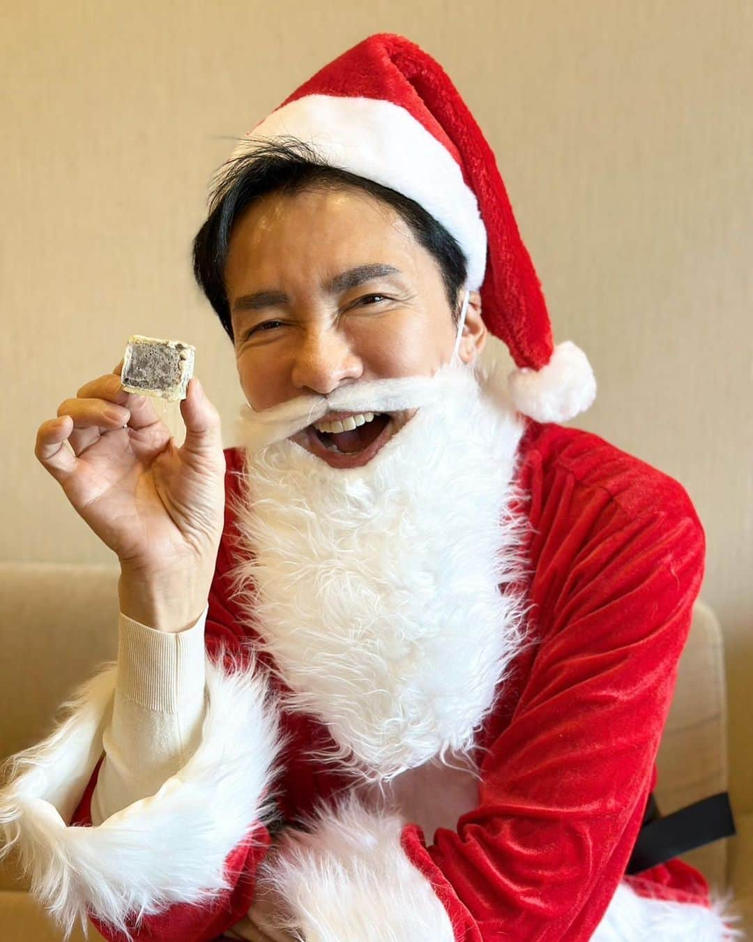 郷ひろみさんのインスタグラム写真 - (郷ひろみInstagram)「今日は12/24クリスマスイブ。 ということで、ひろみサンタになってみたよ。 クリスマスケーキではなく、大好きなお店のきんつばがボクのおやつ👍 さあ、冬のコンサートも最後だよ！　 大阪2日目。盛り上がるよ‼  #郷ひろみ#hiromigo#merrychristmas」12月24日 14時38分 - hiromigo_official