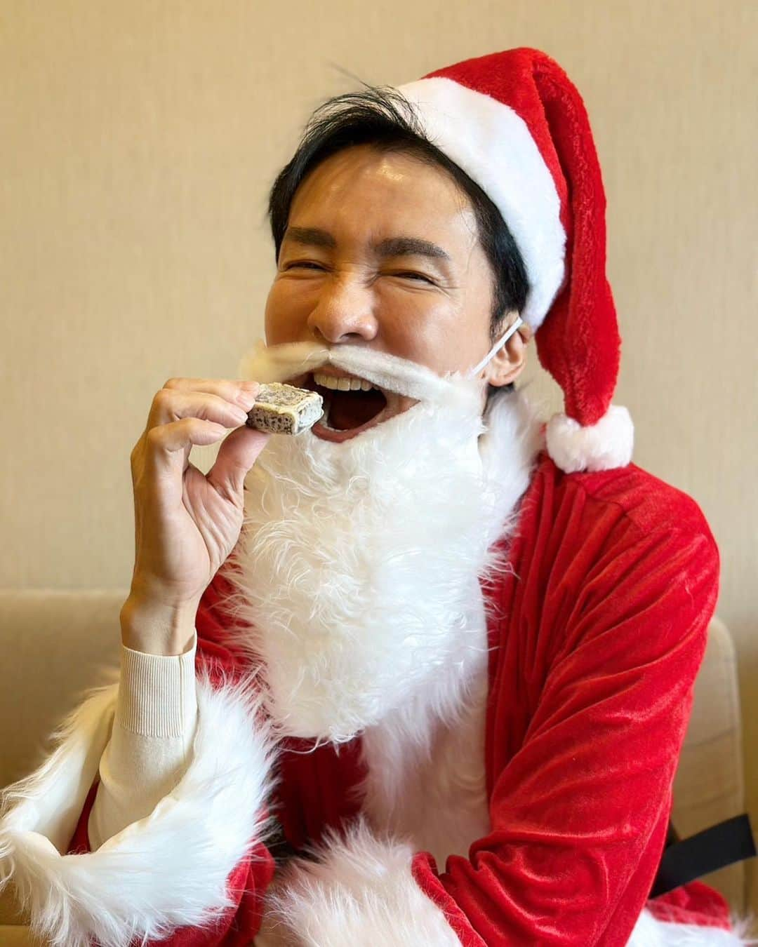 郷ひろみさんのインスタグラム写真 - (郷ひろみInstagram)「今日は12/24クリスマスイブ。 ということで、ひろみサンタになってみたよ。 クリスマスケーキではなく、大好きなお店のきんつばがボクのおやつ👍 さあ、冬のコンサートも最後だよ！　 大阪2日目。盛り上がるよ‼  #郷ひろみ#hiromigo#merrychristmas」12月24日 14時38分 - hiromigo_official