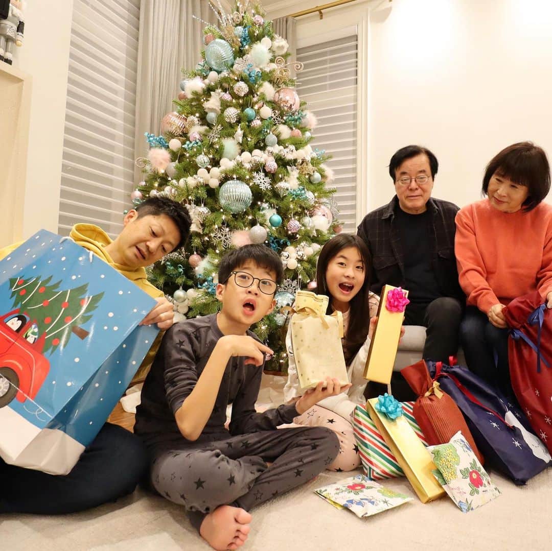 かほせいチャンネルさんのインスタグラム写真 - (かほせいチャンネルInstagram)「メリークリスマス🎄 今年のプレゼントは何かな?🎁🤭」12月24日 14時44分 - kahosei