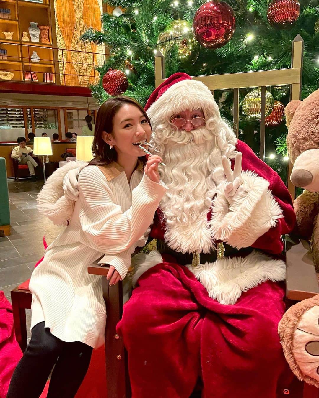 ほのかさんのインスタグラム写真 - (ほのかInstagram)「本物の（笑）サンタさん発見🎅!! 飴のプレゼントまでもらっちゃった❤︎  Merry Christmas🎄💟✨  #merrychristmas  #santaclaus #サンタクロース  #圣诞节」12月24日 15時39分 - nononon159