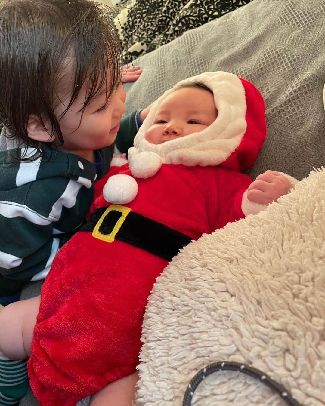 ジェイミー夏樹さんのインスタグラム写真 - (ジェイミー夏樹Instagram)「小さい子って赤ちゃん好きよね、、👼✨  、 、 、 、 、 、 #5歳 #1歳 #男の子のママ  #赤ちゃん  #baby  #babyboy  #ベイビーシャワー #ベイビーーズ  #クリスマスパーティー」12月24日 18時07分 - jaimie__official
