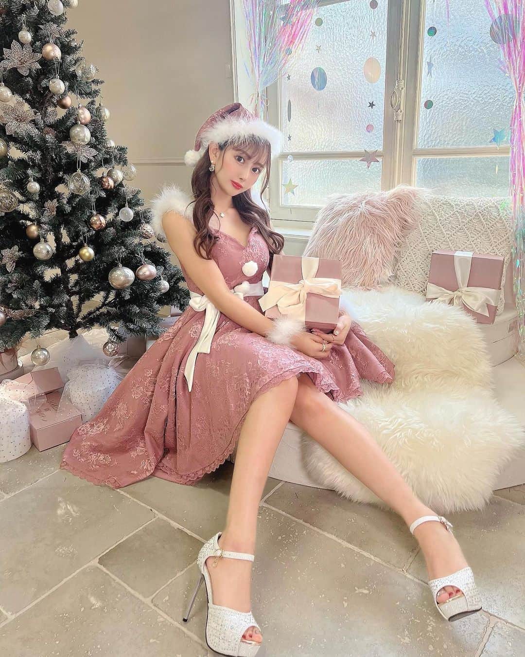 SHIHOさんのインスタグラム写真 - (SHIHOInstagram)「. . Merry Christmas Eve🎄🤍 みんな素敵な１日を過ごしてね💫 . . . ピンクのサンタさん🎅ドレスも可愛すぎる💕 . @dress_sugar @sugarnine_official  . . .」12月24日 18時38分 - cham_pipi