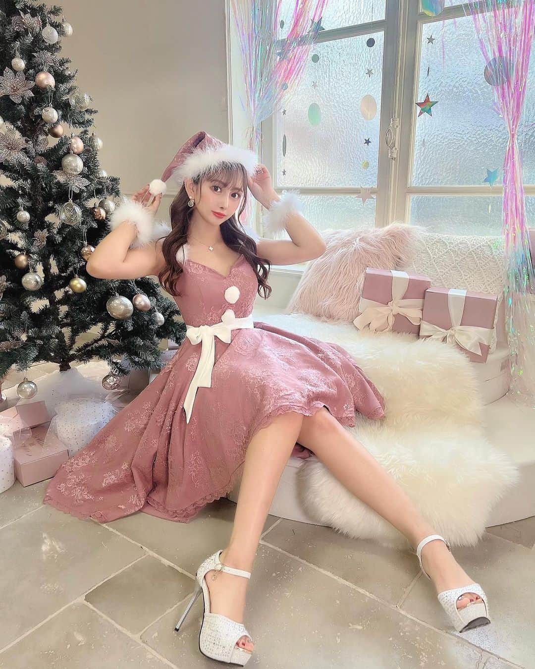 SHIHOさんのインスタグラム写真 - (SHIHOInstagram)「. . Merry Christmas Eve🎄🤍 みんな素敵な１日を過ごしてね💫 . . . ピンクのサンタさん🎅ドレスも可愛すぎる💕 . @dress_sugar @sugarnine_official  . . .」12月24日 18時38分 - cham_pipi