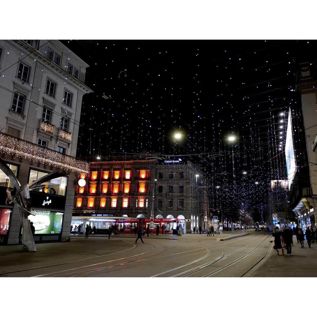 真野恵里菜さんのインスタグラム写真 - (真野恵里菜Instagram)「...✈️ スイスのチューリッヒに行ってきました🇨🇭  街の至る所にクリスマスマーケットや 大きなクリスマスツリーがあったり 大通りはまるで雪が舞っているかのような たくさんの光の粒のイルミネーションがあったり　 いろんなところでホットワインやソーセージ ハンドメイドの雑貨屋さんがあったり ただひたすらクリスマスを感じる街でした🎄🍷 . . チューリッヒの街に流れる大きな川に 白鳥がたくさんいたのはびっくり🦢 まだまだ載せたい写真がいっぱいあるので しばらくはスイスの投稿が続くと思います🤭 #switzerland  #zurich  #trip  #christmasmarket  #チューリッヒ #クリスマスマーケット #旅行 #楽しすぎた #クリスマス休暇」12月24日 18時38分 - erinamano_official