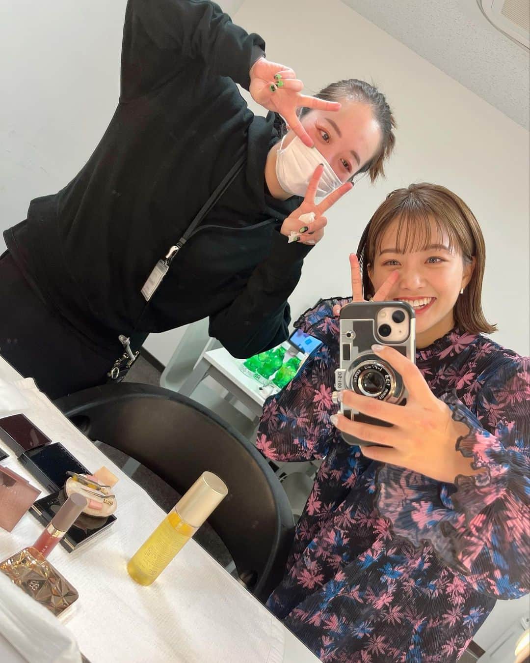 中川絵美里さんのインスタグラム写真 - (中川絵美里Instagram)「💇‍♀️  今年最後の美容院でオンにしました✂︎✂︎✂︎(期間限定)  10代の頃からお世話になってるみどさんと今年は仕事でもたくさんご一緒できて嬉しかった🤝 いつもストイックでかっこいいみどさん、これからもついていきます🔥  #hairstyle」12月24日 19時08分 - emiri_nakagawa