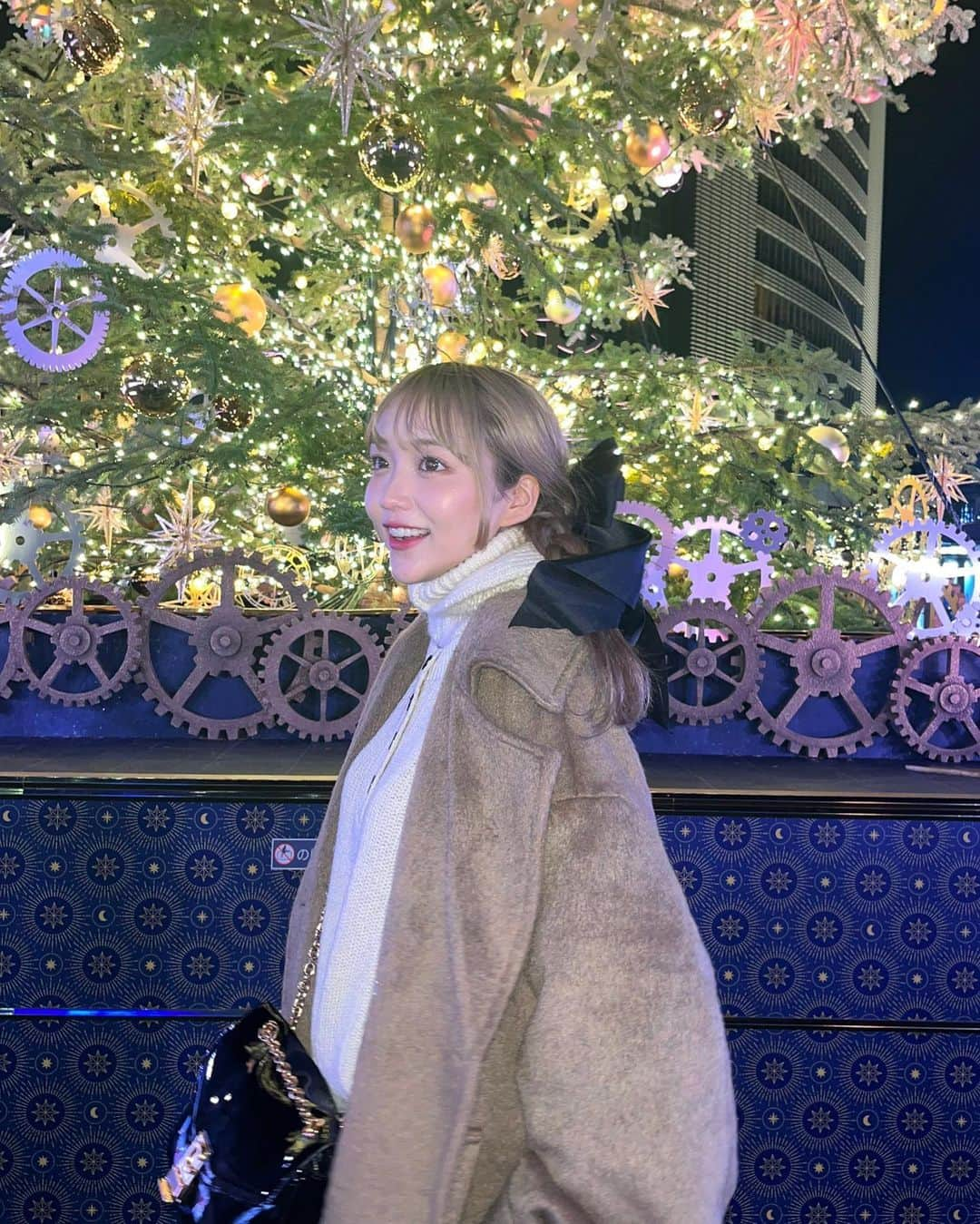 ねおさんのインスタグラム写真 - (ねおInstagram)「🤍🎄🤍  クリスマスイブはお仕事の1日でした☺︎ 楽しかったなぁ👶🏻✨  写真はTBS前にある可愛いクリスマスツリーと一緒にぱしゃり📸」12月24日 19時43分 - neo_0606