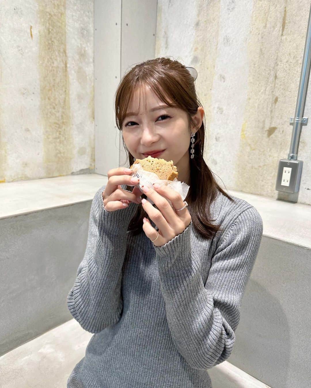 松川星さんのインスタグラム写真 - (松川星Instagram)「⁡ ⁡ メリークリスマス🎅🏻🧦 写真ではバナナブラウニー食べてますが 今夜はチキンとケーキを食べる予定です へへ みんなは何食べるの〜？」12月24日 19時48分 - akarin__rin