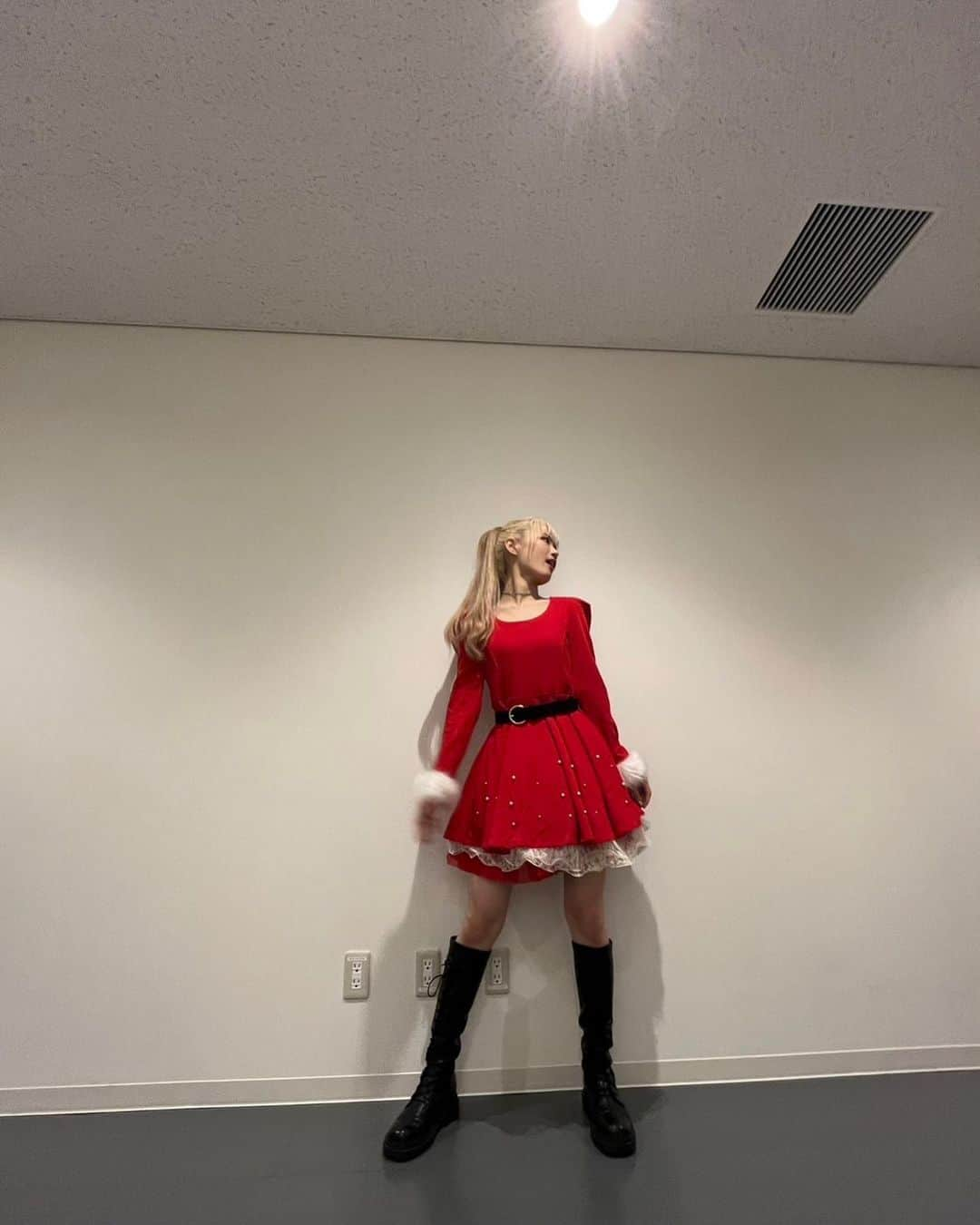 Girls²さんのインスタグラム写真 - (Girls²Instagram)「♡♡♡ ミサンタです🎅 ⁡ Girls²  Live Tour 2022 “Shangri-la” 東京公演1日目 ありがとうございました🙏🏻🙏🏻 楽しすぎました〜〜〜 みんなにとって、素敵なクリスマスイブになってるといいなー！ ⁡ 今日は、サプライズでクリスマス楽曲を🎅 Girls² &Lucky² のサンタはどうだった？☺️ ⁡ さて、 明日の公演も特別な公演になりそうです…🤫 ⁡ みんなとハッピーなクリスマスを過ごせますように😌🙏 ⁡ #メリークリスマスのM #🙏🏻🙏🏻 #Girls2LiveTour2022Shangrila #チケット発売中！ #LoveGenic #そんなのずるいじゃん #ByeByeBye #UNCOOL #Girls2 #ガールズガールズ #小田柚葉 #隅谷百花 #鶴屋美咲 #小川桜花 #増田來亜 #菱田未渚美  #山口綺羅 #原田都愛 #石井蘭」12月24日 20時07分 - girls2_official