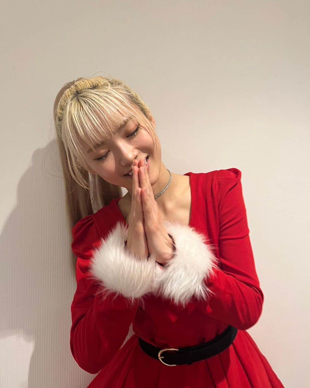 Girls²さんのインスタグラム写真 - (Girls²Instagram)「♡♡♡ ミサンタです🎅 ⁡ Girls²  Live Tour 2022 “Shangri-la” 東京公演1日目 ありがとうございました🙏🏻🙏🏻 楽しすぎました〜〜〜 みんなにとって、素敵なクリスマスイブになってるといいなー！ ⁡ 今日は、サプライズでクリスマス楽曲を🎅 Girls² &Lucky² のサンタはどうだった？☺️ ⁡ さて、 明日の公演も特別な公演になりそうです…🤫 ⁡ みんなとハッピーなクリスマスを過ごせますように😌🙏 ⁡ #メリークリスマスのM #🙏🏻🙏🏻 #Girls2LiveTour2022Shangrila #チケット発売中！ #LoveGenic #そんなのずるいじゃん #ByeByeBye #UNCOOL #Girls2 #ガールズガールズ #小田柚葉 #隅谷百花 #鶴屋美咲 #小川桜花 #増田來亜 #菱田未渚美  #山口綺羅 #原田都愛 #石井蘭」12月24日 20時07分 - girls2_official