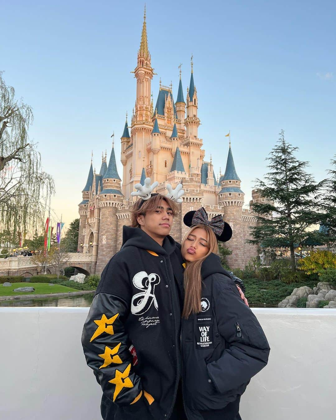 MALIAさんのインスタグラム写真 - (MALIAInstagram)「𝐇𝐨𝐥𝐢𝐝𝐚𝐲 𝐦𝐨𝐨𝐝 🐭🏰♥️✨ ⁡ #MALIAfam♥️ #🗼 #大集合 #♥️🖤🖤♥️🖤」12月24日 20時09分 - maliarehman