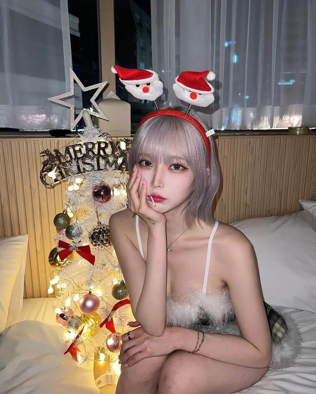 オ・ジウンさんのインスタグラム写真 - (オ・ジウンInstagram)「산타 지은 멜쿠 멜쿠 🎄🎅🏻 2022년 마무리 건강하게 합시다 ꢭ」12月24日 20時16分 - gini_s2_