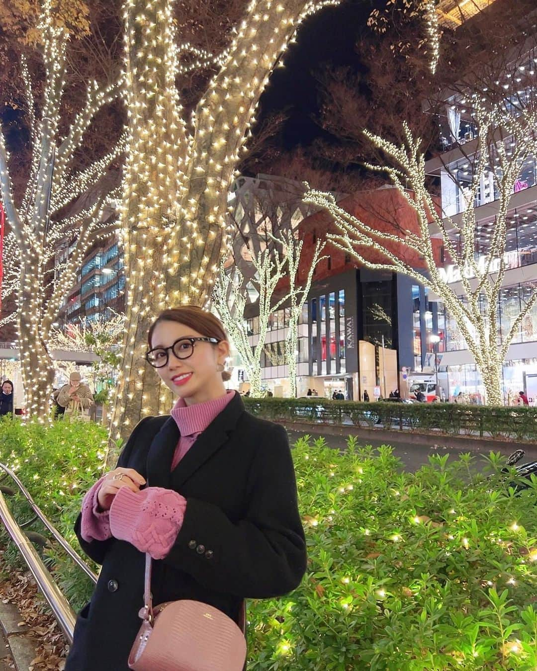 西村まどかさんのインスタグラム写真 - (西村まどかInstagram)「クリスマスイブ🎄 この時期はどこに行ってもキラキラしてて楽しいです 事務所近くのこのケヤキ並木のイルミネーションが大好き🫶  表参道ヒルズのJoMaloneのツリーも可愛かったよ⛄️  tops/outer #amerivintage  bag #apc glasses #resee」12月24日 20時16分 - madoka_nsmr