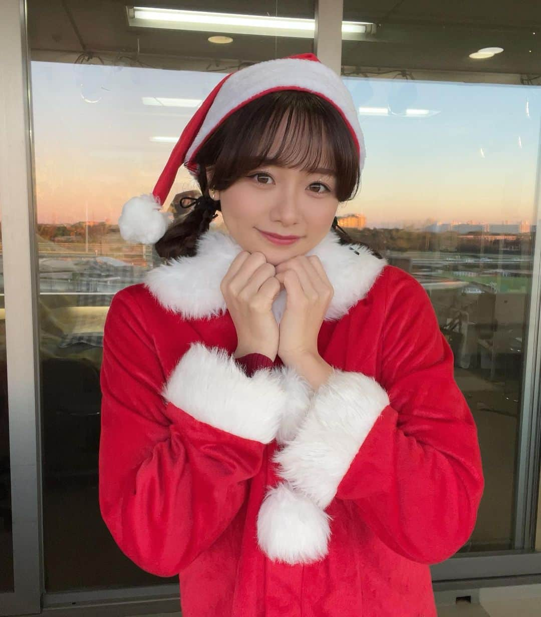 森香澄さんのインスタグラム写真 - (森香澄Instagram)「. メリークリスマス🎄✨ ウイニング競馬はサンタの格好でお届けしました。 この後はFOOT×BRAINです！」12月24日 20時29分 - mori_kasumi_