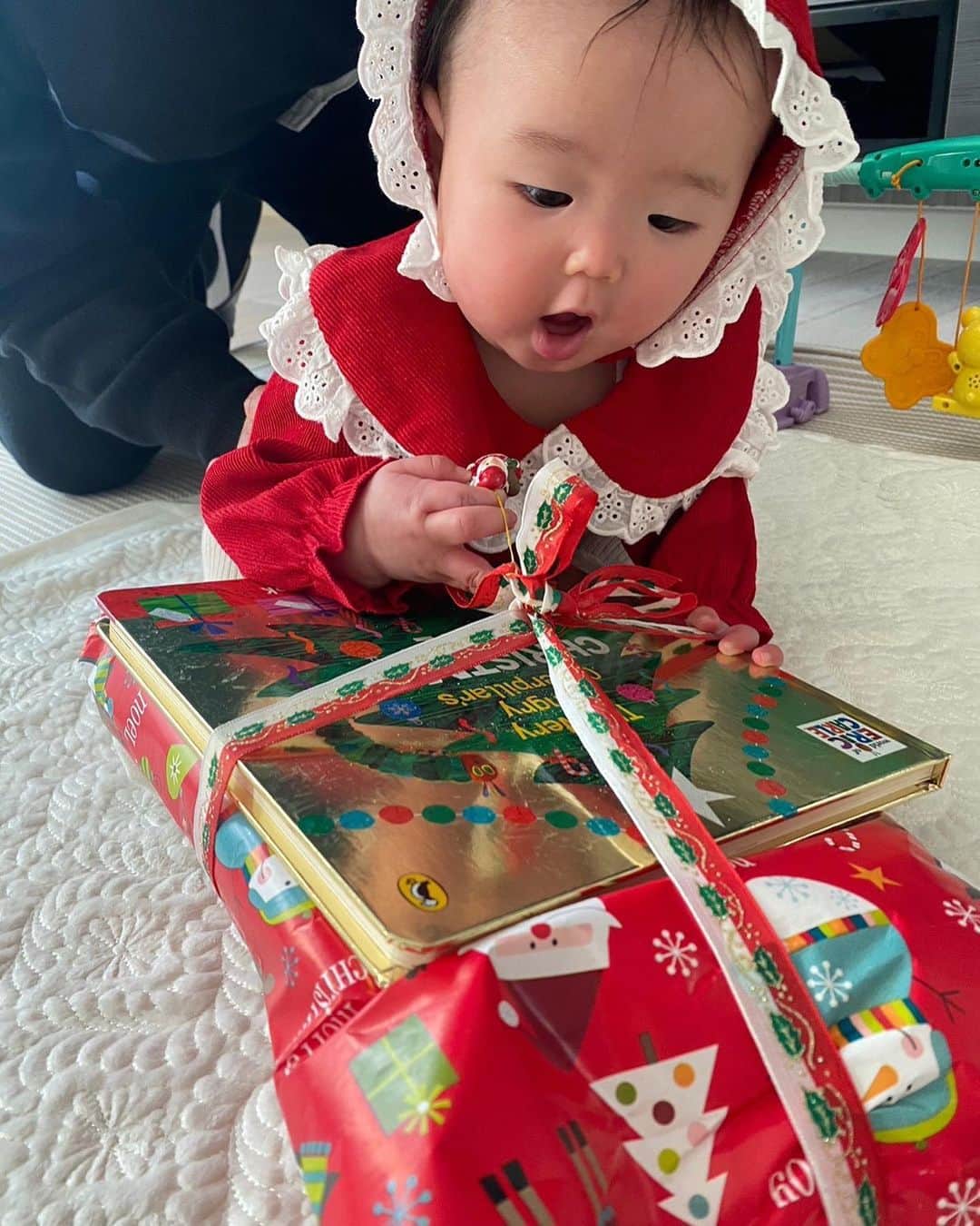 森尾由美さんのインスタグラム写真 - (森尾由美Instagram)「イブでございます！  孫の香澄さんは 初めてのクリスマス🎄🎅  ばあばサンタからの プレゼントもちゃんと 受け取ってくれました(^^)  早速…包まってくれて お気に召したかしら…  みなさんも 楽しいクリスマスを！  #クリスマスイブ #サンタクロース #クリスマスプレゼント」12月24日 20時40分 - yumimorio_official