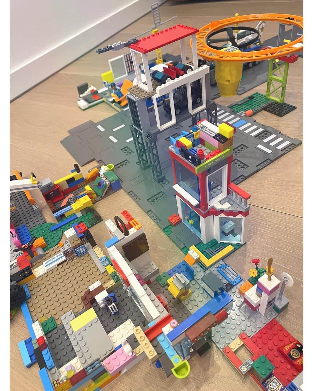 佐々木希さんのインスタグラム写真 - (佐々木希Instagram)「#LEGO 子供の発想が面白くて毎回驚かされます🥳 お家と街だそうです！」12月24日 20時57分 - nozomisasaki_official