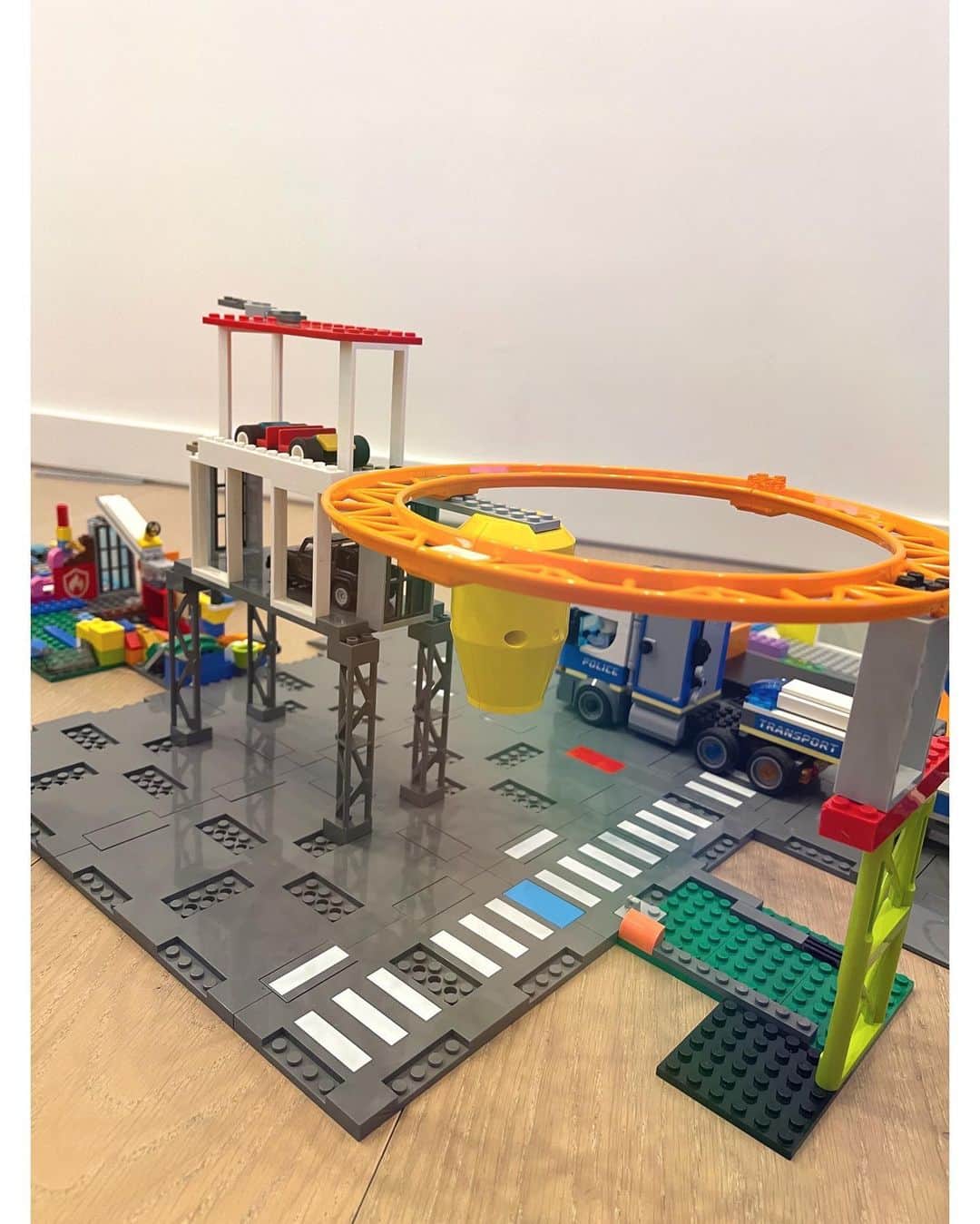 佐々木希さんのインスタグラム写真 - (佐々木希Instagram)「#LEGO 子供の発想が面白くて毎回驚かされます🥳 お家と街だそうです！」12月24日 20時57分 - nozomisasaki_official