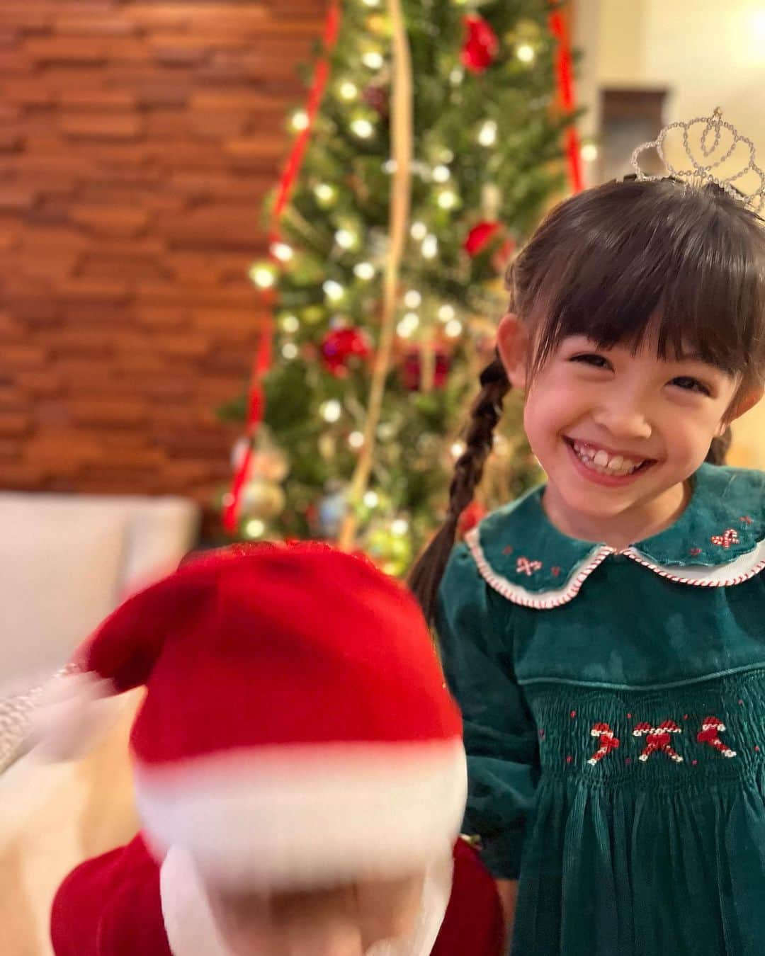 アレン明亜莉クレアさんのインスタグラム写真 - (アレン明亜莉クレアInstagram)「Merry Chistmas Eve〜🎄⭐️  サンタさんが来てくれるか ワクワクなキッズ🙏  ハイテンションでクリスマスソングに合わせて踊っています⭐️  これからケーキを食べます🎄 早く寝なきゃ〜♥️  と思ったらお腹いっぱいで誰もケーキ食べず寝ました  素敵なクリスマスイヴをお過ごしください🫶」12月24日 21時17分 - mary.2015c