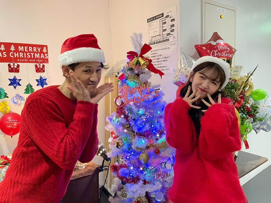 鈴木愛理さんのインスタグラム写真 - (鈴木愛理Instagram)「🎄Merry Christmas🎄  #クリスマスといえば #赤ニット #みたいなベタな発想が大好きです #バンドメンバーのさっしさんも同じ発想でした #ちゃんとペアルックでした #笑  #楽屋のまわりもクリスマス仕様でした #嬉しいです🥺  #素敵なクリスマスを♡」12月24日 21時18分 - airisuzuki_official_uf