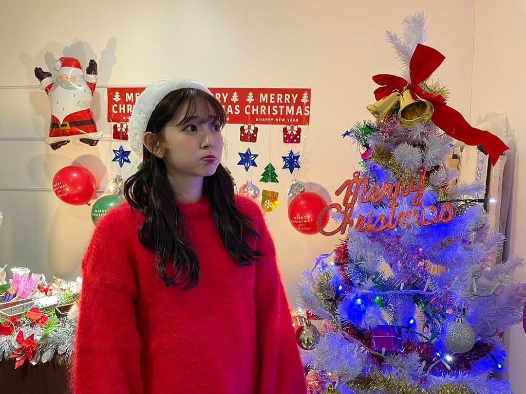 鈴木愛理さんのインスタグラム写真 - (鈴木愛理Instagram)「🎄Merry Christmas🎄  #クリスマスといえば #赤ニット #みたいなベタな発想が大好きです #バンドメンバーのさっしさんも同じ発想でした #ちゃんとペアルックでした #笑  #楽屋のまわりもクリスマス仕様でした #嬉しいです🥺  #素敵なクリスマスを♡」12月24日 21時18分 - airisuzuki_official_uf