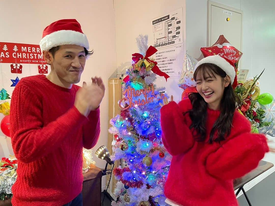 鈴木愛理さんのインスタグラム写真 - (鈴木愛理Instagram)「🎄Merry Christmas🎄  #クリスマスといえば #赤ニット #みたいなベタな発想が大好きです #バンドメンバーのさっしさんも同じ発想でした #ちゃんとペアルックでした #笑  #楽屋のまわりもクリスマス仕様でした #嬉しいです🥺  #素敵なクリスマスを♡」12月24日 21時18分 - airisuzuki_official_uf