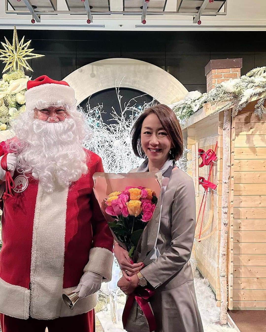 長野智子さんのインスタグラム写真 - (長野智子Instagram)「Merry Christmas 🎄 ❤️  久しぶりに楽しそうな街の喧騒の中、ひっそりと歳をとりました笑  たくさんのメッセージありがとう❤️変わらず楽しく生きていきます。  皆さまも素敵なクリスマスを🎄✨🌟  #クリスマスイブ #誕生日 #メリークリスマス #happyholidays」12月24日 21時37分 - naganotomoko