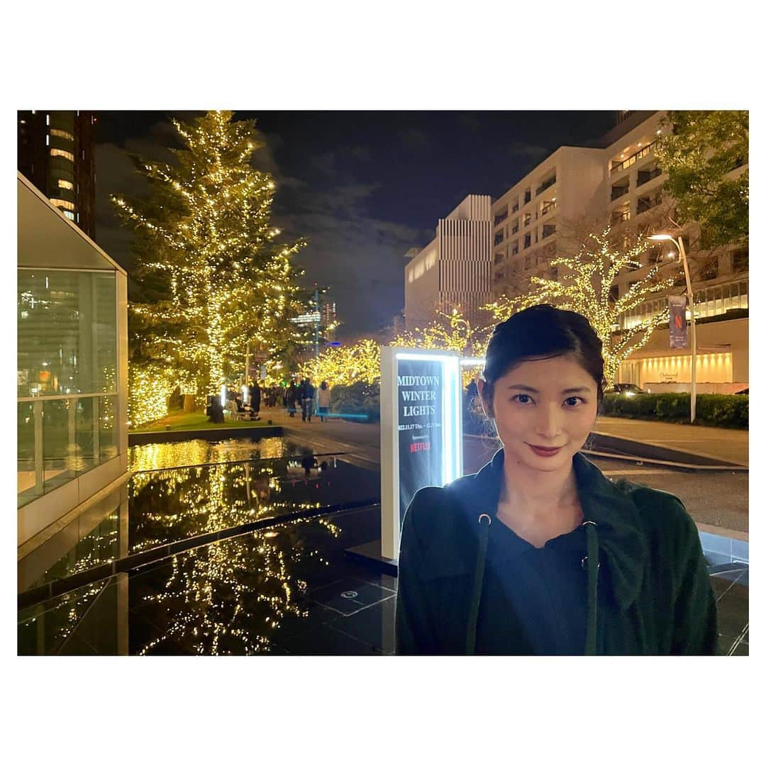 大島璃乃さんのインスタグラム写真 - (大島璃乃Instagram)「MERRY CHRISTMAS EVE 🎄   東京ミッドタウン MIDTOWN WINTER LIGHTS🗼❄️ 2022年11月17日(木)～12月25日(日)  行ってきたよ🎅🎁め~っちゃ綺麗だった‼︎ プラザエリアからガーデンエリアまでの 長い道がライトアップされてて いろんな場所で写真が撮れた📸✨ 大きいツリーも見どころ🎄💗 開催期間ギリギリで行けてよかった😮‍💨  明日まで！行ける方はぜひ🌈✨  #クリスマス #クリスマスコーデ  #クリスマスツリー #イルミネーション  #イルミネーション2022 #東京ミッドタウン  #ミッドタウン #イルミネーション🎄  #クリスマスイブ #クリスマスイルミネーション  #ネットフリックス #ウィンター #ライツ  #冬コーデ #冬服 #低身長コーデ #低身長女子  #低身長ファッション #153 #153cmコーデ #12月  #merrychristmas #christmastree #christmaseve #illumination #tokyo  #midtown #fashion #winter #december」12月24日 21時39分 - oisland_rino25