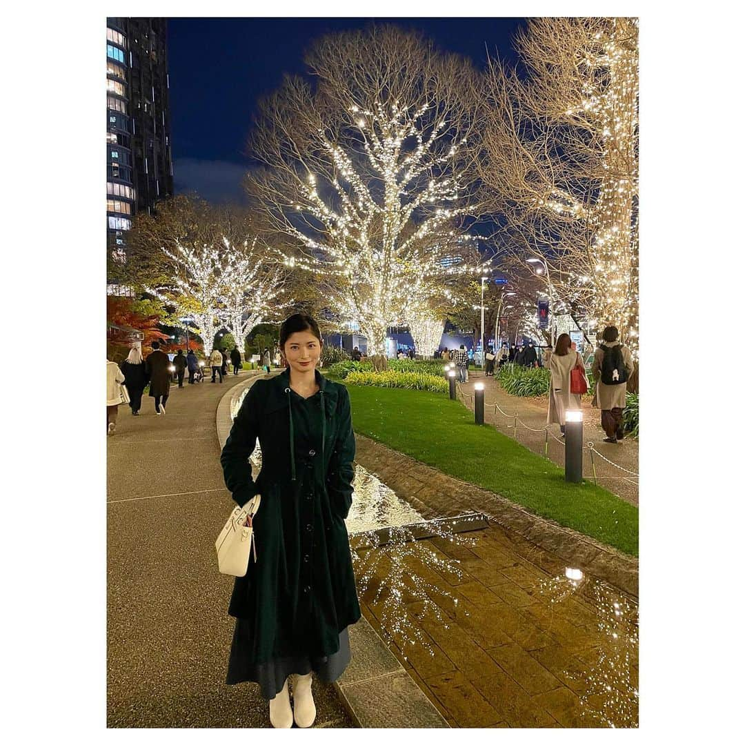 大島璃乃さんのインスタグラム写真 - (大島璃乃Instagram)「MERRY CHRISTMAS EVE 🎄   東京ミッドタウン MIDTOWN WINTER LIGHTS🗼❄️ 2022年11月17日(木)～12月25日(日)  行ってきたよ🎅🎁め~っちゃ綺麗だった‼︎ プラザエリアからガーデンエリアまでの 長い道がライトアップされてて いろんな場所で写真が撮れた📸✨ 大きいツリーも見どころ🎄💗 開催期間ギリギリで行けてよかった😮‍💨  明日まで！行ける方はぜひ🌈✨  #クリスマス #クリスマスコーデ  #クリスマスツリー #イルミネーション  #イルミネーション2022 #東京ミッドタウン  #ミッドタウン #イルミネーション🎄  #クリスマスイブ #クリスマスイルミネーション  #ネットフリックス #ウィンター #ライツ  #冬コーデ #冬服 #低身長コーデ #低身長女子  #低身長ファッション #153 #153cmコーデ #12月  #merrychristmas #christmastree #christmaseve #illumination #tokyo  #midtown #fashion #winter #december」12月24日 21時39分 - oisland_rino25