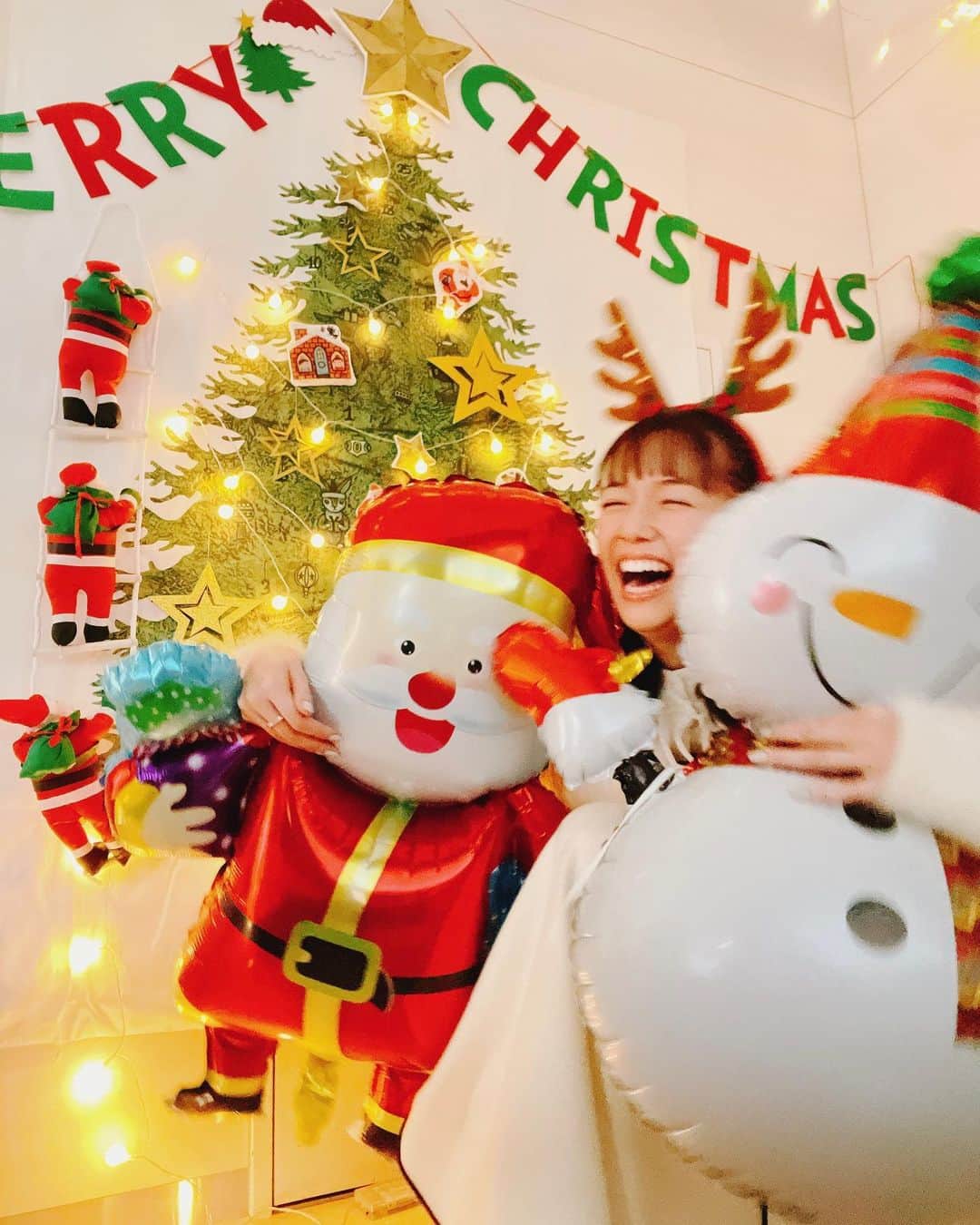 佐藤栞里さんのインスタグラム写真 - (佐藤栞里Instagram)「. Merry Christmas🎄 ブランチ午前の部を終えて戻ると ぱるるとうみちゃんとたみこさんが きらっきらに飾り付けしてくれていました🥺 どこを見ても可愛くて愛おしくて 一気にクリスマスの気持ち🥰 毎年恒例の楽屋クリスマス、 年に一度の楽しみのひとつです🎅 みなさんも、素敵なクリスマスを🍗」12月24日 22時05分 - satoshiori727