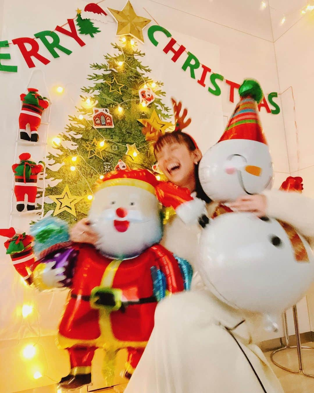 佐藤栞里さんのインスタグラム写真 - (佐藤栞里Instagram)「. Merry Christmas🎄 ブランチ午前の部を終えて戻ると ぱるるとうみちゃんとたみこさんが きらっきらに飾り付けしてくれていました🥺 どこを見ても可愛くて愛おしくて 一気にクリスマスの気持ち🥰 毎年恒例の楽屋クリスマス、 年に一度の楽しみのひとつです🎅 みなさんも、素敵なクリスマスを🍗」12月24日 22時05分 - satoshiori727