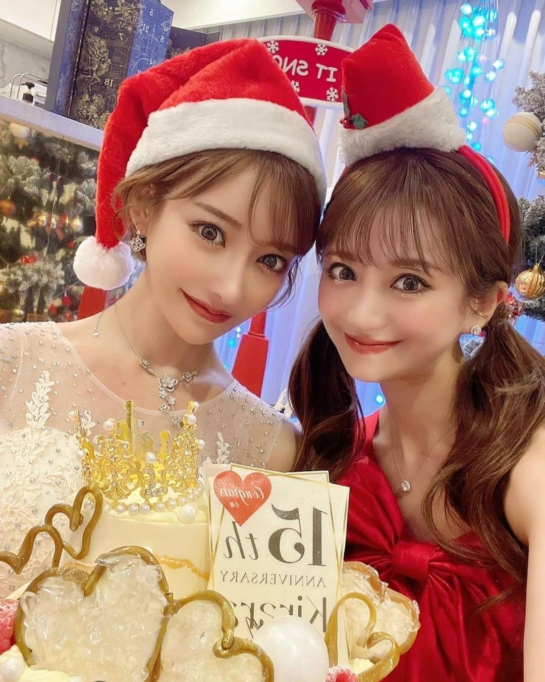 愛沢えみりさんのインスタグラム写真 - (愛沢えみりInstagram)「クリスマスパーティー🎄🎅🏰キララハウス💕 プレゼント交換でトイレマットが当たりました🤣」12月24日 22時27分 - emiri_aizawa