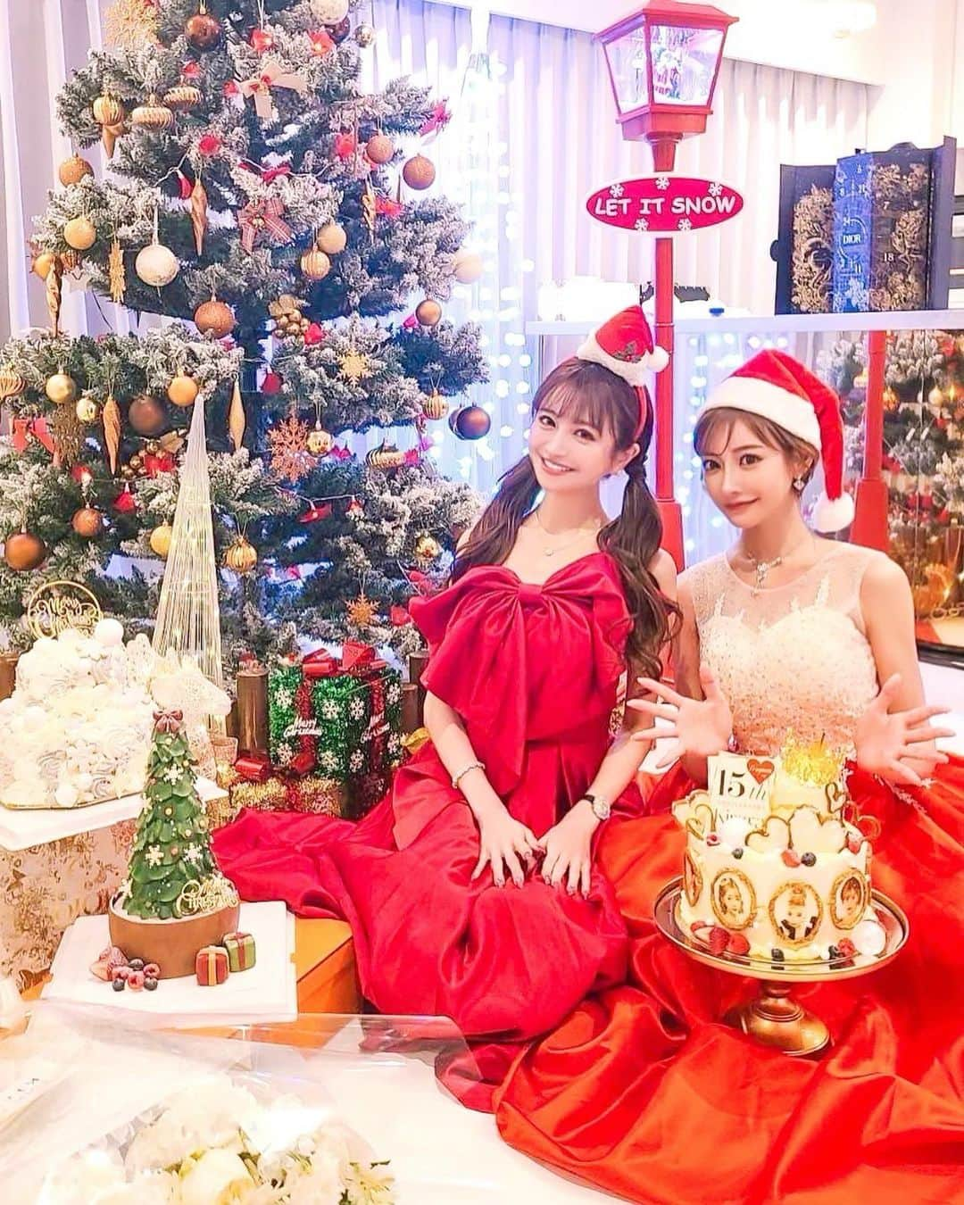 明日花キララさんのインスタグラム写真 - (明日花キララInstagram)「可愛すぎるえみりサンタさんと クリスマスパーティー🎅🏻🤍🎁🎂🎄❣️ おうちは今年もXmasに犯されてます！！きらきら🦌✨ 皆さま素敵なchristmasをお過ごしください💌 #happyholidays  #christmas  #christmastree  #えみキラ」12月24日 22時33分 - asukakiraran