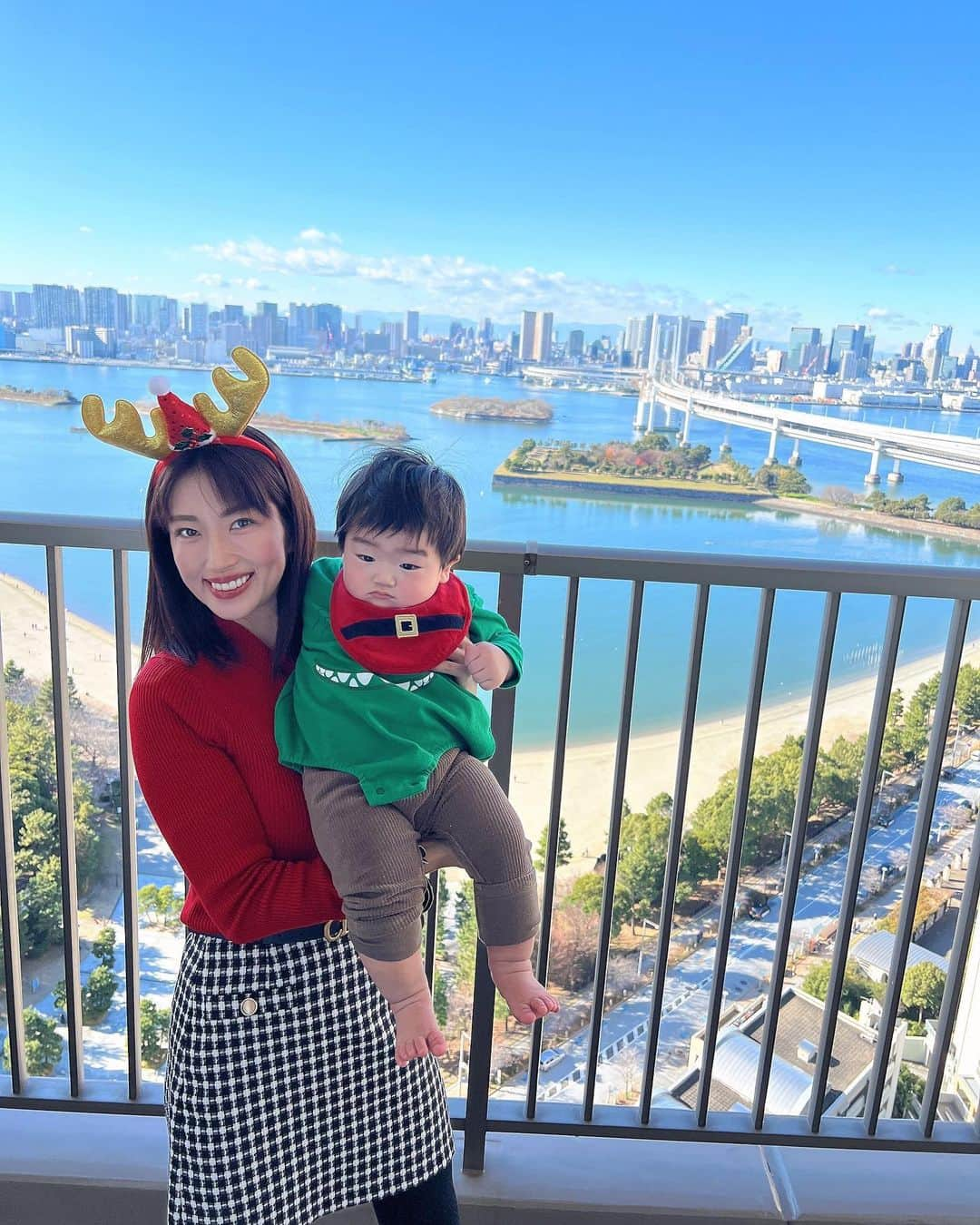 庄司ゆうこさんのインスタグラム写真 - (庄司ゆうこInstagram)「クリスマスイブは仲良し親子とお台場でクリスマスパーティー🎉🥳 お台場はハワイっぽいところあって大好き🤗 はるぴょんもクリスマスカラーにしたよー💓 それにしてもももちゃんとのツーショットはたくさんあるけどはるぴょんとのツーショットは少ない😂笑 2人目あるあるだよね🤣 天気良すぎて富士山も見れたし、ケーキは美味しかったし、ランチ後はみんなでthe kidsで遊んでニンジャパークに行って、お寿司食べて帰った🤣ちなみに午前中はうんこミュージアムも行ったし😂笑 今夜は爆睡出来そうです♪ さぁももちゃん寝たことだし、サンタさんからのプレゼントを仕込まないとー笑 朝起きたらどんな反応するか楽しみだぁ🧡 #メリークリスマス#クリスマス#メリクリ#クリスマスケーキ#お台場#お台場海浜公園#花火#仲良し親子」12月24日 22時43分 - yuko.shoji