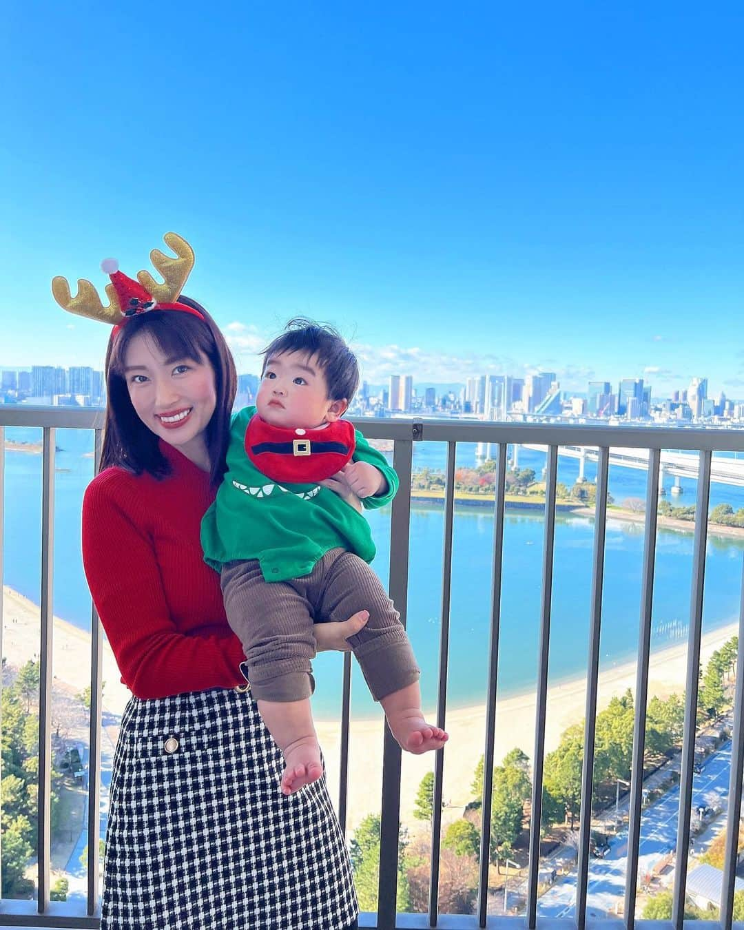 庄司ゆうこさんのインスタグラム写真 - (庄司ゆうこInstagram)「クリスマスイブは仲良し親子とお台場でクリスマスパーティー🎉🥳 お台場はハワイっぽいところあって大好き🤗 はるぴょんもクリスマスカラーにしたよー💓 それにしてもももちゃんとのツーショットはたくさんあるけどはるぴょんとのツーショットは少ない😂笑 2人目あるあるだよね🤣 天気良すぎて富士山も見れたし、ケーキは美味しかったし、ランチ後はみんなでthe kidsで遊んでニンジャパークに行って、お寿司食べて帰った🤣ちなみに午前中はうんこミュージアムも行ったし😂笑 今夜は爆睡出来そうです♪ さぁももちゃん寝たことだし、サンタさんからのプレゼントを仕込まないとー笑 朝起きたらどんな反応するか楽しみだぁ🧡 #メリークリスマス#クリスマス#メリクリ#クリスマスケーキ#お台場#お台場海浜公園#花火#仲良し親子」12月24日 22時43分 - yuko.shoji