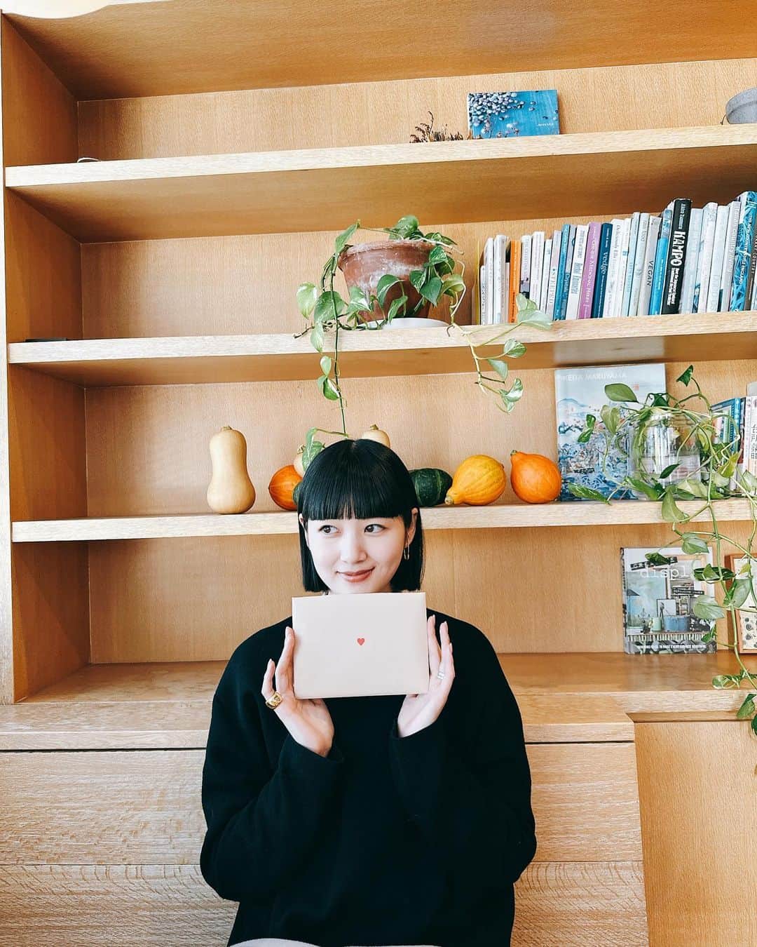 トリンドル玲奈さんのインスタグラム写真 - (トリンドル玲奈Instagram)「良いクリスマスイブ、過ごせてますか♡？  最近はずっと　#今夜すきやきだよ の撮影してます。 楽しい現場で幸せ😚  青汁の粉とオリゴ糖をヨーグルトにかけて食べるのにハマっていたり。全然クリスマスぽくない😂そんな日々です。  寒いので皆さま体調にはお気をつけてね♡  2、3枚目の写真は先日発売した2023年カレンダーを持ってくれているきこちゃん💓と私。」12月24日 22時52分 - toritori0123