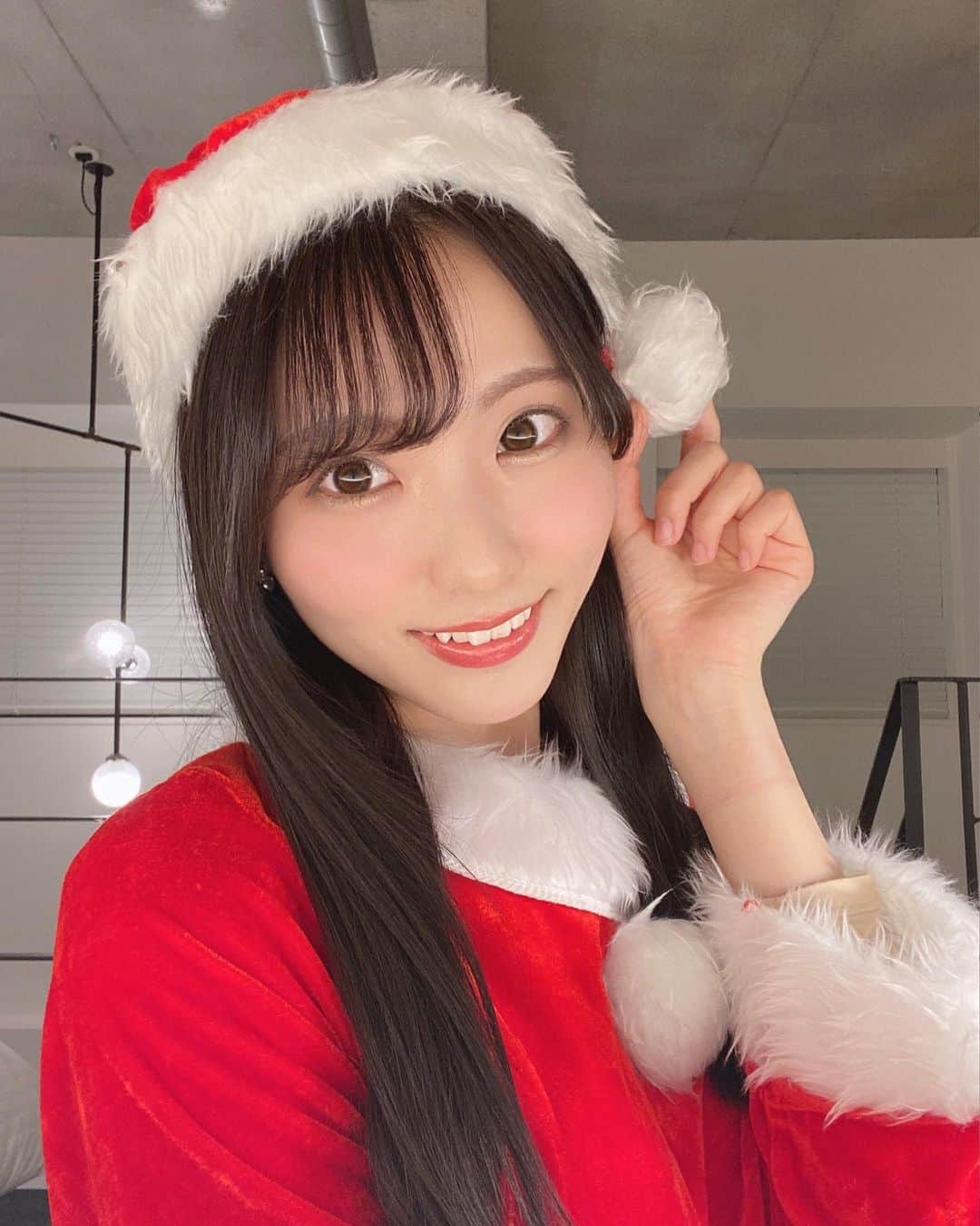 山下七子さんのインスタグラム写真 - (山下七子Instagram)「🫧🎅merry christmas eve🎄❄️  皆さん良いクリスマスをお過ごし下さい〜！！ 今日は七子サンタの写真をアップしてみます🫰🏻  #クリスマスイブ#サンタコス #福岡県#クリスマスパーティー #」12月24日 23時07分 - yamashita_nanako