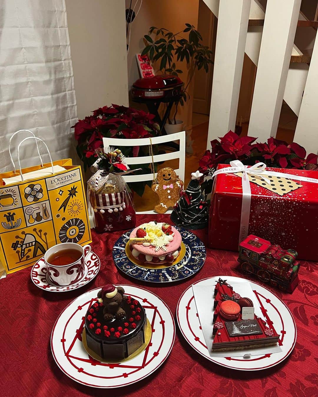 神谷麻美さんのインスタグラム写真 - (神谷麻美Instagram)「#クリスマスケーキ いっぱい💖🧸💖🎂🎄💖✨   #くまちゃん かわいいっ💖🧸🎂💖❄️🌈💖✨  ✨💖*.🎅🏻𝓜𝓮𝓻𝓻𝔂 𝓒𝓱𝓻𝓲𝓼𝓽𝓶𝓪𝓼🎄.*💖✨   #MerryChristmas2022 💖🎠🎄🎂💖✨」12月25日 1時28分 - asamice428