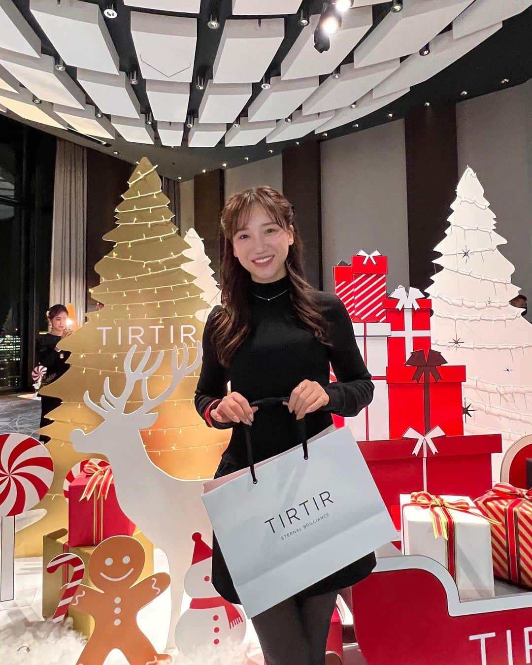 森川侑美さんのインスタグラム写真 - (森川侑美Instagram)「メリークリスマス🎁❣️ 韓国コスメのティルティルイベントだったので ヘアメイクをkpopアイドルに寄せてみた☺️笑 アイシャドウもリップもマットで 肌だけ艶残すのにはまってます🫶  #クリスマス#ティルティル#韓国コスメ#韓国メイク#韓国ヘア#韓国行きたい#氷点下#自信ない#🥹💕」12月25日 9時02分 - yumi.morikawa322