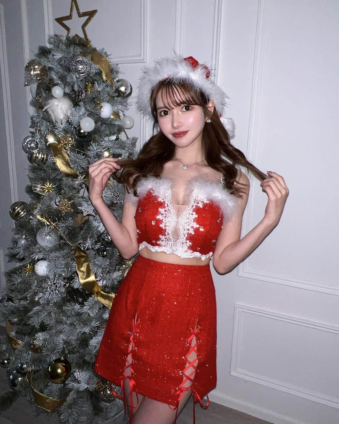 ゆめさんのインスタグラム写真 - (ゆめInstagram)「christmas前にこの写真載せようと思ってたのに、なんだかんだしてたら当日になってしまった！！わたしのばか！！  でもまあmerry christmas ❤︎  #サンタ #クリスマス #christmas #サンタコスプレ #めりくり #なんか貰えた？ #一生サンタ信じてる」12月25日 10時00分 - ___yu.me___