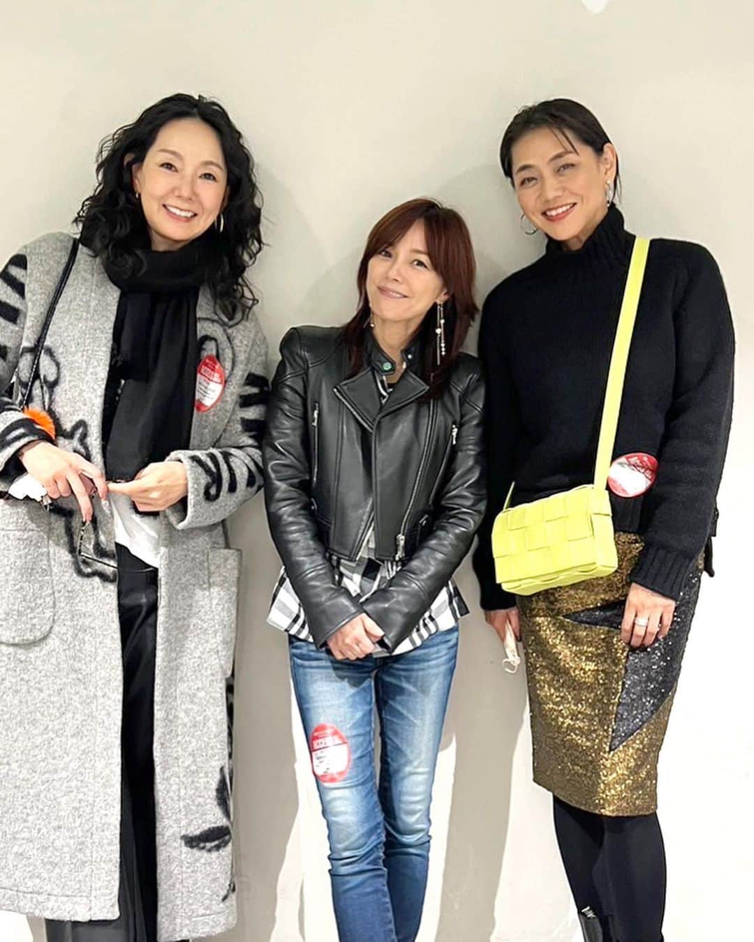 とよた真帆さんのインスタグラム写真 - (とよた真帆Instagram)「布袋寅泰さんのライブへ‥ @hotei_official   本当〜っにカッコ良いギター、歌、舞台演出✨ ↑私の拙い言葉では表現しきれませんが、一音一音キャッチしたいと思うギターパフォーマンス。感動や高揚感が増してくるライブ！！ 最高でした✨ #布袋寅泰 さんは、ライブ中にイブなのに来てくれてありがとう〜的なことをおっしゃいましたが、何をおっしゃいますやら、こちらこそこんな素敵な夜をありがとうございます🙇‍♀️🌹  @maenorichang  #前田典子 ちゃんの車に乗って車内で最近起こった楽しいエピソードの真相を話し大笑いしながら千葉の幕張へ。 幸せな今年の締めくくりライブとなりましたよ♥️ @anteprima_japan のバッグには気分に合わせたファンキーなキャラクターをつけて行きました😂  可愛い素敵な @nanasecat  #相川七瀬 ちゃんにもお会いできて、来年２月の恒例ライブのお約束も出来て音楽関係の楽しい企画がまた出来ました！  実は今年はプライベートで、音楽に力を入れていた年でした✨ ボイトレ、曲作り、仮歌を入れたり、、なので 素晴らしい方々のライブは身に沁みますし周りの人や音楽にも救われた年でした👍 音楽に関しては来年ゆっくりと形に出来たら良いなと思っていますので、またお知らせさせてくださいね🙇‍♀️  #クリスマスイブ  #布袋寅泰 様 #ありがとう  #ライブ  #音楽の力」12月25日 10時40分 - maho_toyota