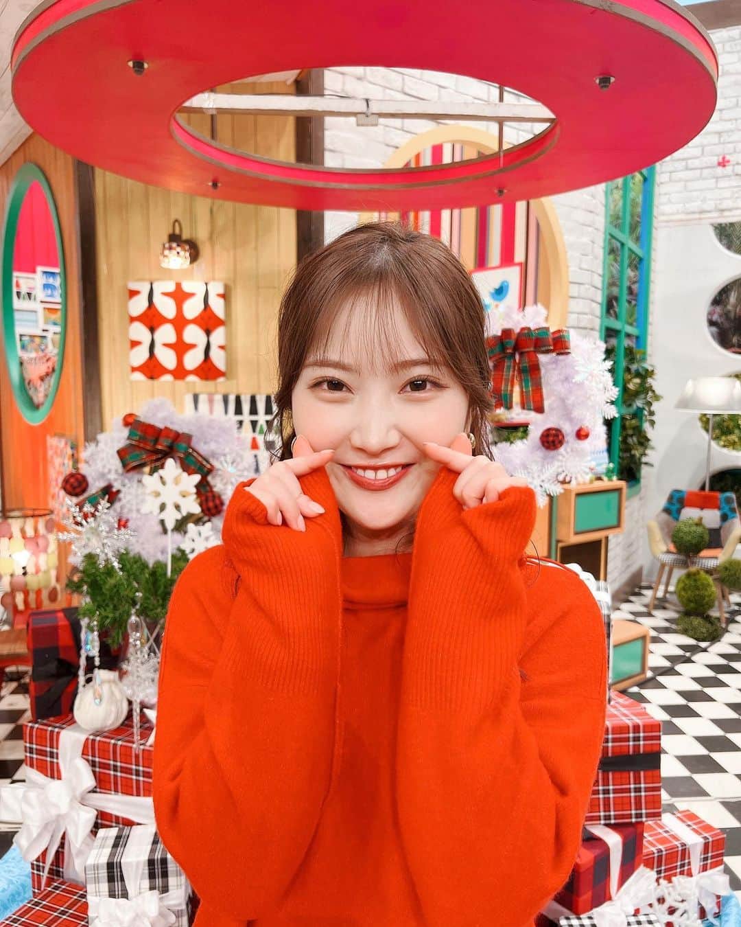 野村彩也子さんのインスタグラム写真 - (野村彩也子Instagram)「. Merry Xmas🎄🎅  王様のブランチ放送後 名残惜しくておしゃべりしてたら  まっちゃんが キュンポーズ🫰似合いそうな服〜💓 って褒めてくれて すぐさま写真撮りました😂  いつもポーズに迷っちゃうから 助かった〜😚  昨日は現場にて サプライズありのお祝いありので 幸せ満たされました〜😍  #クリスマスコーデ #レッドニット🧶 #雪だるまヘア⛄️ . . . .」12月25日 10時49分 - nomurasayako