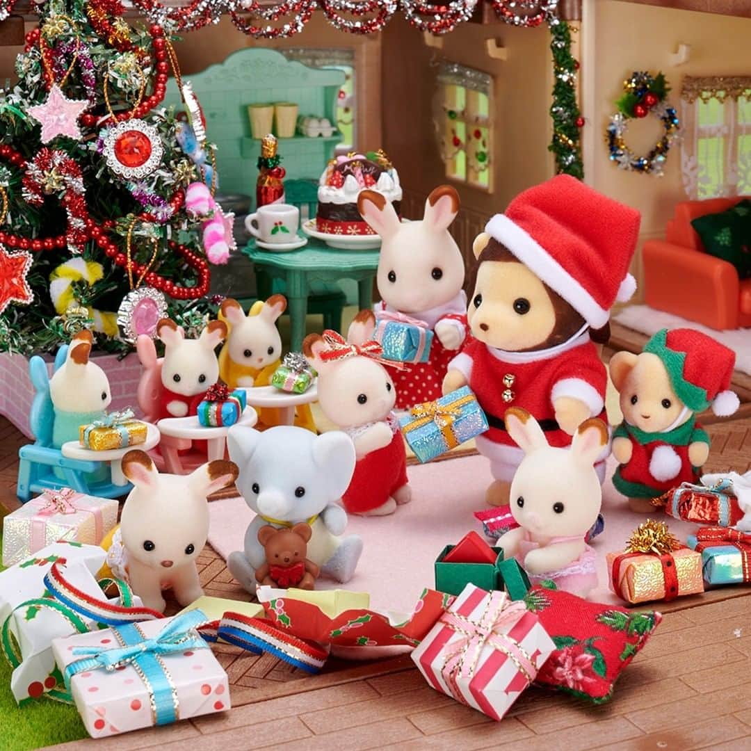 アクアビーズ公式さんのインスタグラム写真 - (アクアビーズ公式Instagram)「＼✨🎄Happy Holidays🎄✨／  シルバニア村のみんなはクリスマスを楽しんでいるみたい♪  みなさんも素敵なクリスマスになりますように🌟  #シルバニアファミリー #シルバニア #sylvanianfamilies #calicocritters #sylvanian #ドールハウス #dollhouse #ミニチュア #miniature #エポック社 #クリスマス #クリスマスツリー #christmas #happyholidays」12月25日 11時00分 - epoch1958_jp