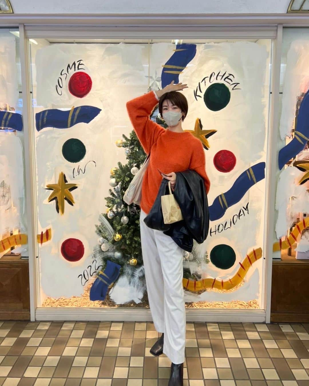 栗原恵さんのインスタグラム写真 - (栗原恵Instagram)「. メリー🌰スマス！  ツリーになりきってみました🎄 手でお星さまを表現⭐️  皆さま 素敵なクリスマスをお過ごしください。」12月25日 11時54分 - megumi_kurihara_official